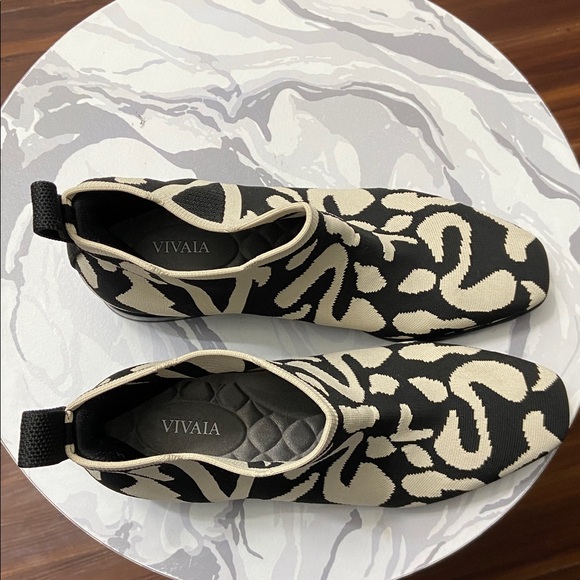 Vivaia Ecru Tiger Chelsea Boots. Excellent condition. women’s size 8. - Picture 6 of 7